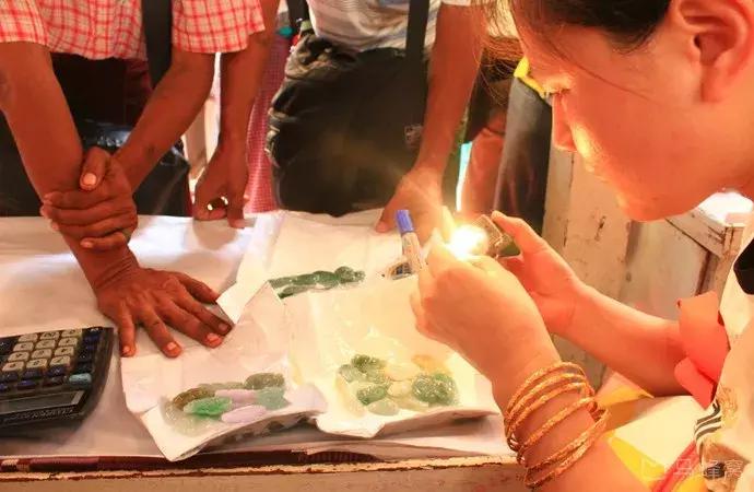 翡翠界“大地震”！7000多名玉商联名上书：禁止直播卖翡翠！