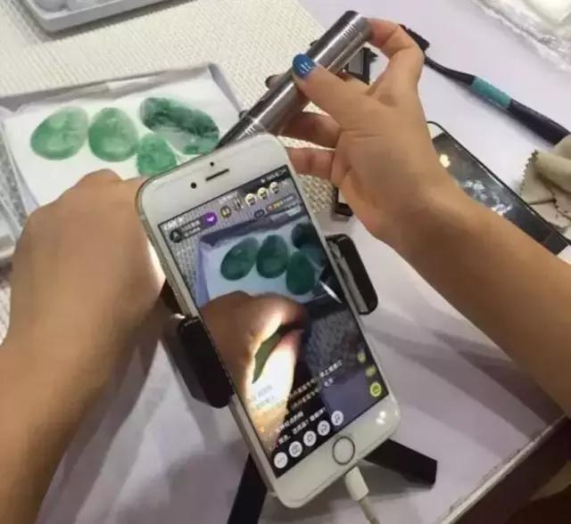 翡翠界“大地震”！7000多名玉商联名上书：禁止直播卖翡翠！