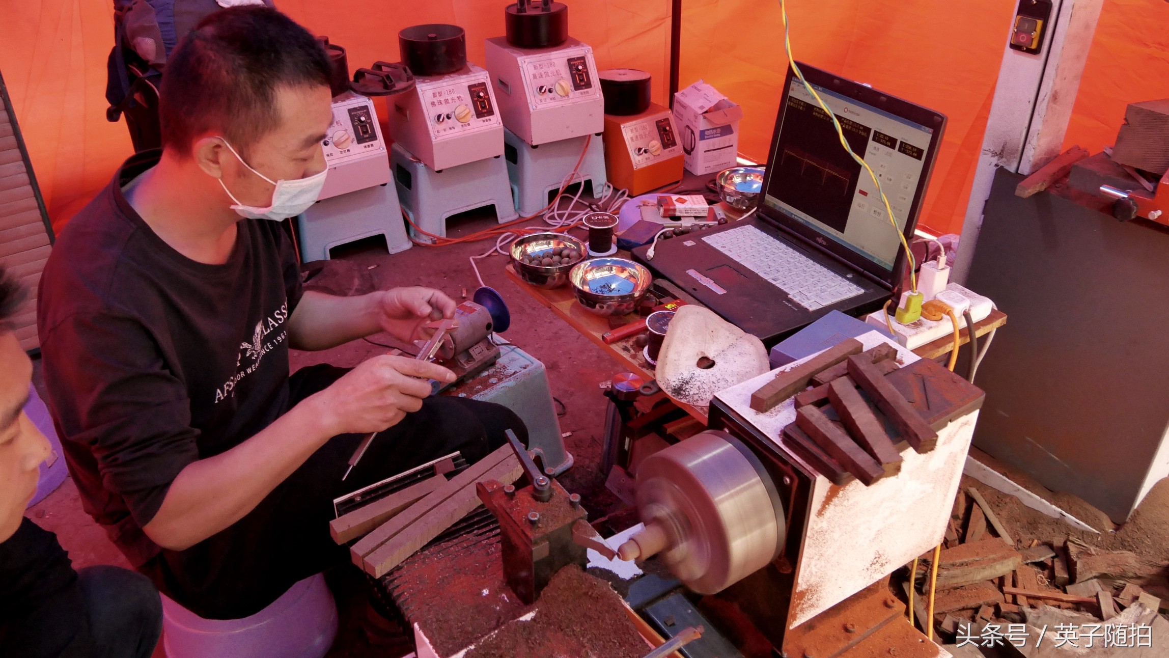 四川渠县：你玩手串吗，古镇三汇来了位帅哥专门加工手串、佛珠