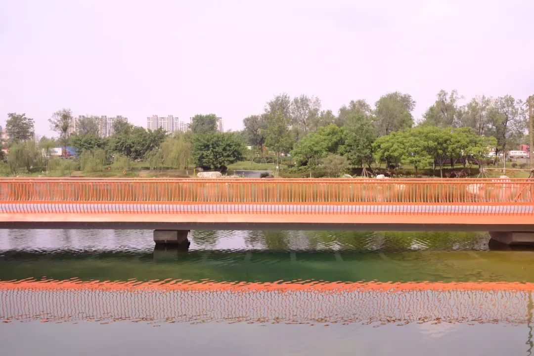 绿·道——天府绿道采风写生作品展巡展亮相锦城湖，小朋友们写生忙