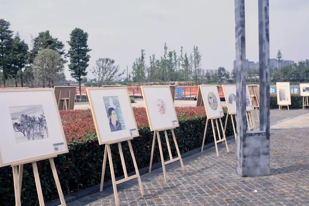 绿·道——天府绿道采风写生作品展巡展亮相锦城湖，小朋友们写生忙