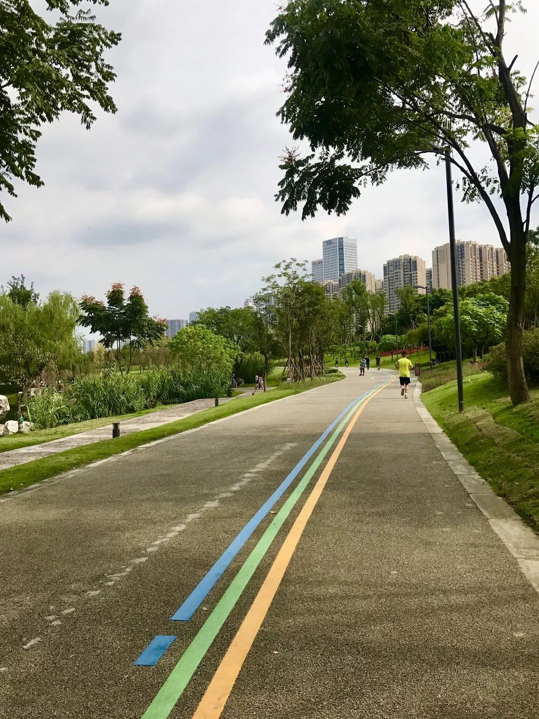 绿·道——天府绿道采风写生作品展巡展亮相锦城湖，小朋友们写生忙