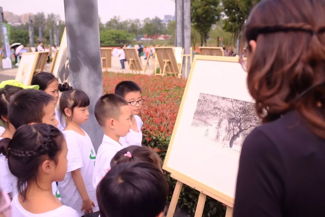 绿·道——天府绿道采风写生作品展巡展亮相锦城湖，小朋友们写生忙