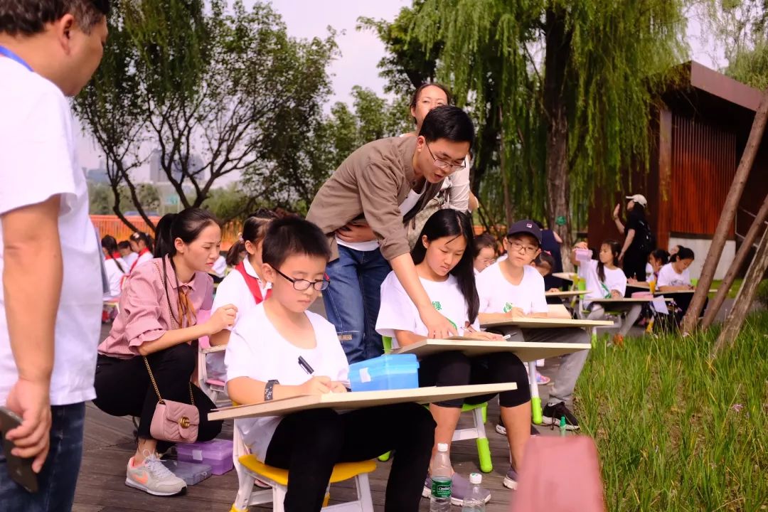 绿·道——天府绿道采风写生作品展巡展亮相锦城湖，小朋友们写生忙
