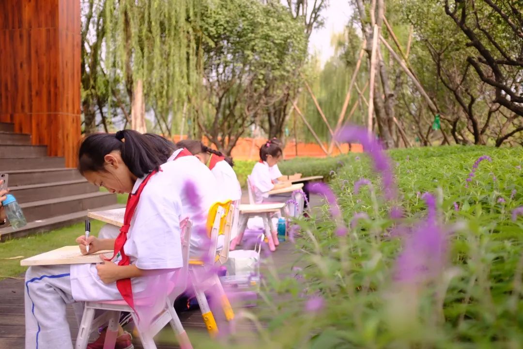 绿·道——天府绿道采风写生作品展巡展亮相锦城湖，小朋友们写生忙