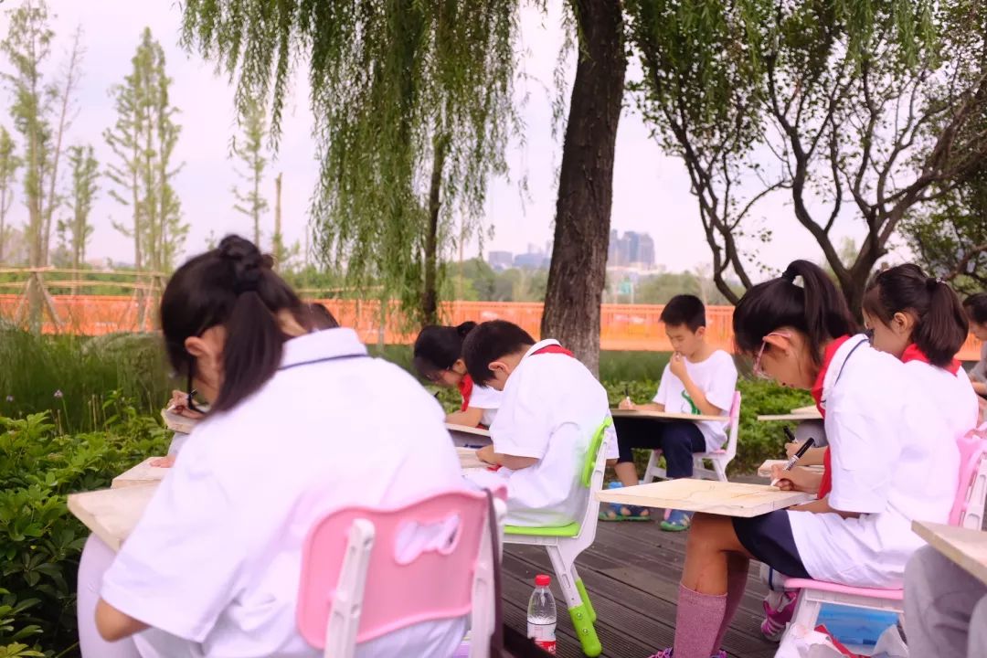 绿·道——天府绿道采风写生作品展巡展亮相锦城湖，小朋友们写生忙