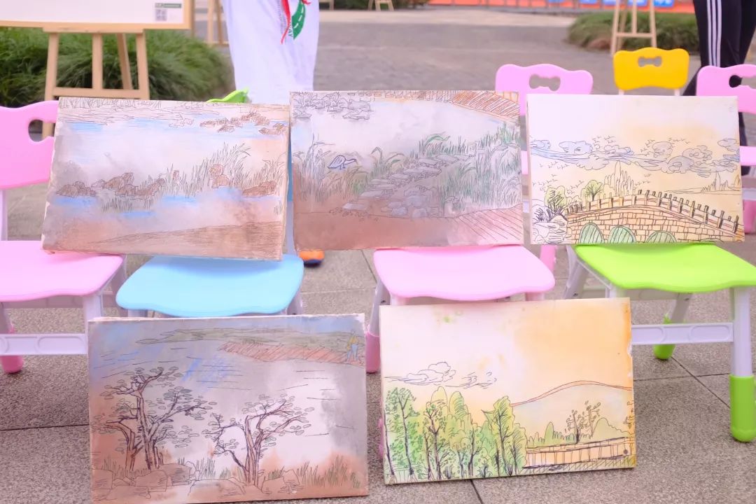 绿·道——天府绿道采风写生作品展巡展亮相锦城湖，小朋友们写生忙