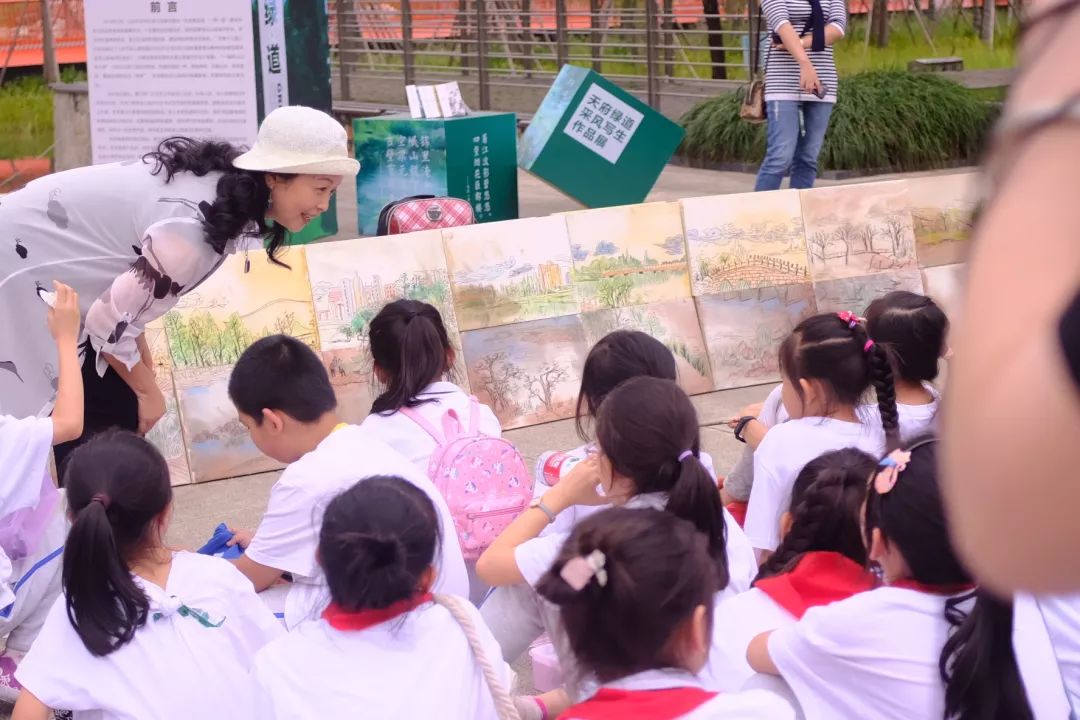 绿·道——天府绿道采风写生作品展巡展亮相锦城湖，小朋友们写生忙