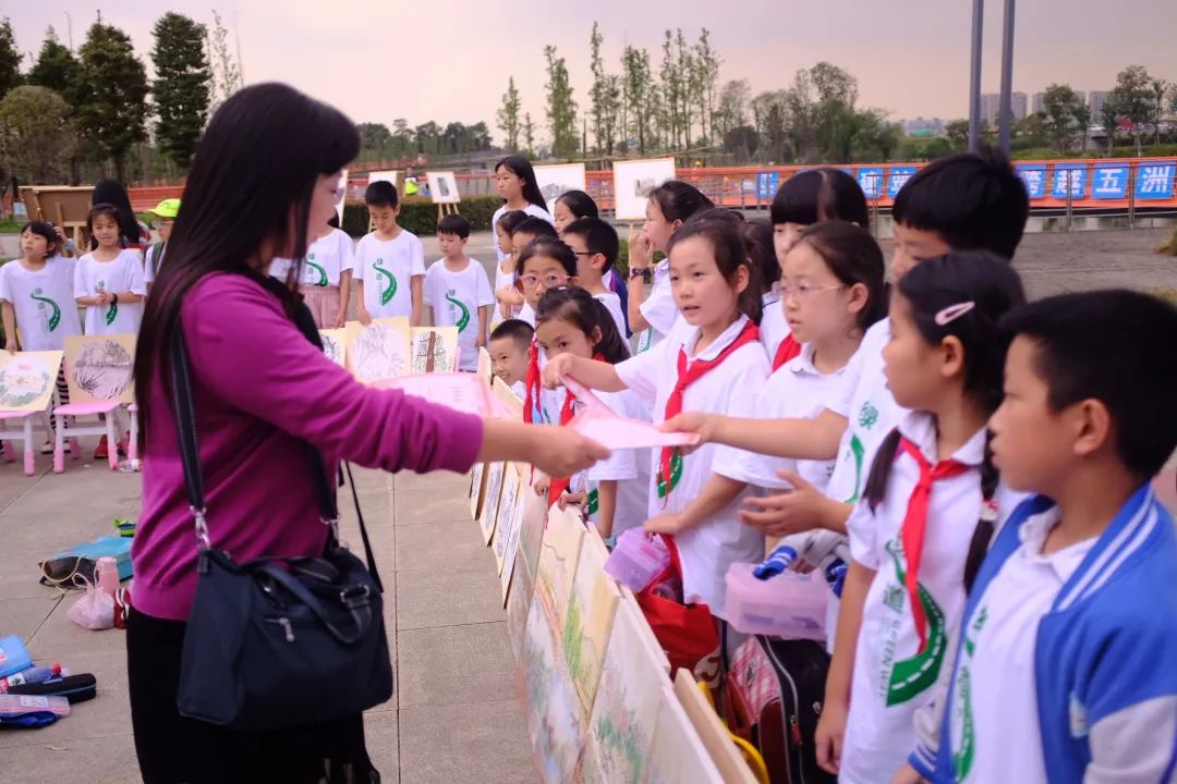 绿·道——天府绿道采风写生作品展巡展亮相锦城湖，小朋友们写生忙