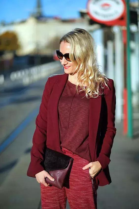 秋冬流行的颜色搭配衣服,秋冬穿搭流行款式