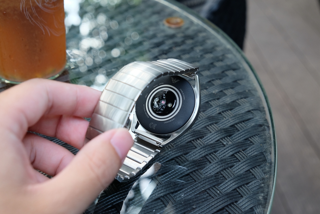 3990元的真智能手表贵吗？阿玛尼ART5006：奢华与智能的巧妙结合