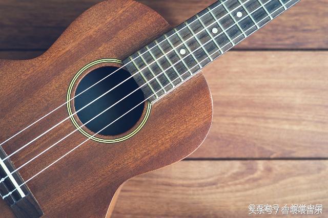 零基础学尤克里里可以看简谱吗,初学尤克里里每天必练的十个动作