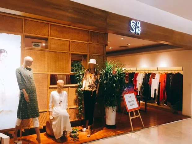 曲江银泰求救!大门即将被挤破!