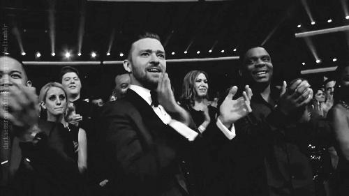 曲江银泰求救!大门即将被挤破!