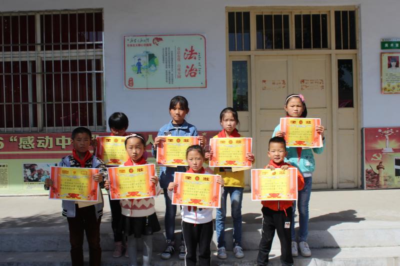 庆国庆让红领巾更鲜艳简单手抄报,迎国庆为红领巾添光彩手抄报