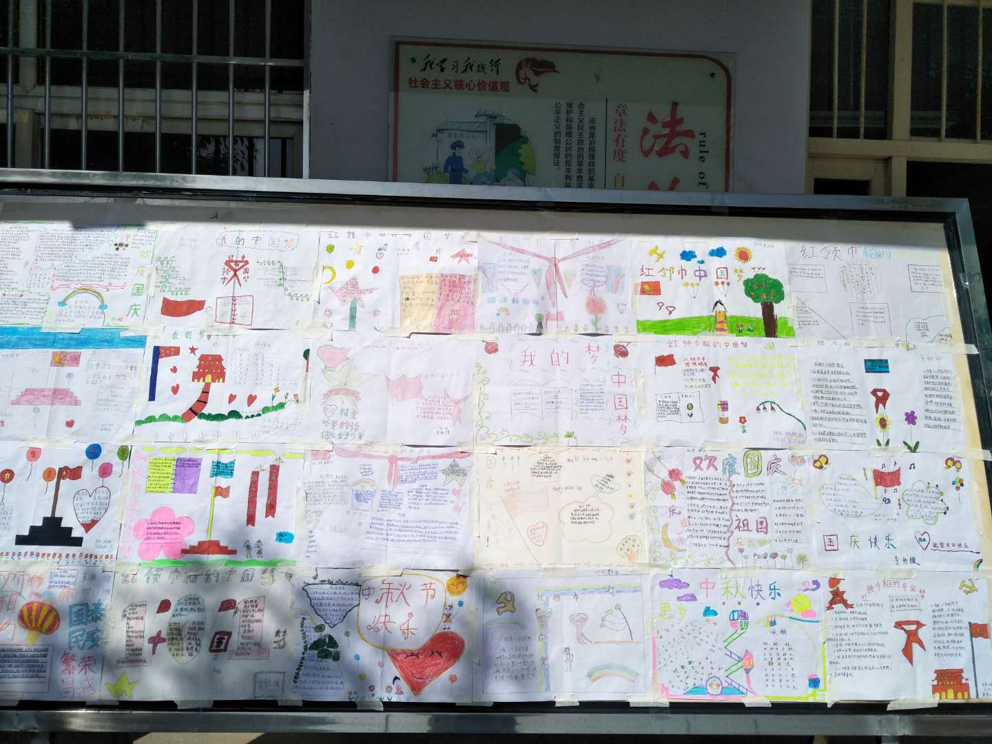 庆国庆让红领巾更鲜艳简单手抄报,迎国庆为红领巾添光彩手抄报