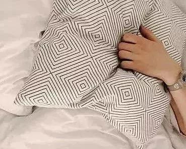 床单上洗不掉的油渍怎么办,床单油渍不洗怎么擦