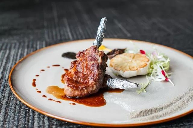 这家法式铁板烧最美的不是菜，是厨师