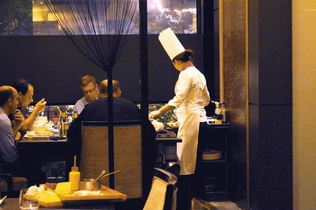 这家法式铁板烧最美的不是菜，是厨师