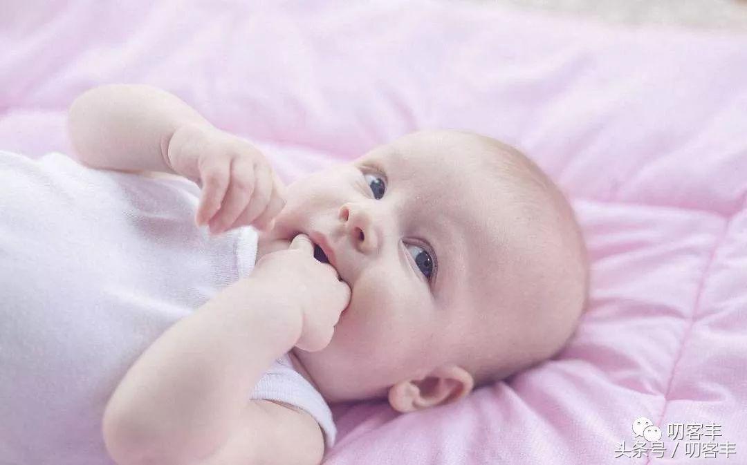 婴儿吸吮手指是好是坏,婴儿吸吮手指导致变形
