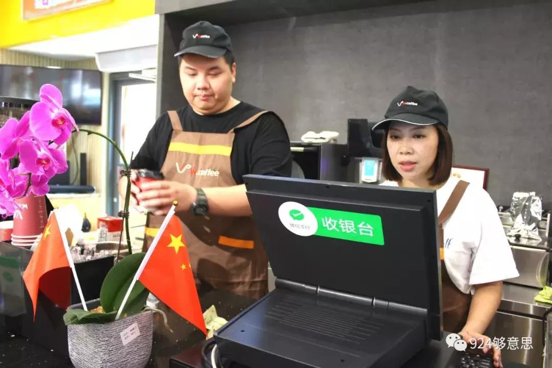 他们“兼职”半日，加油开卡冲咖啡，这个服务我给101分！