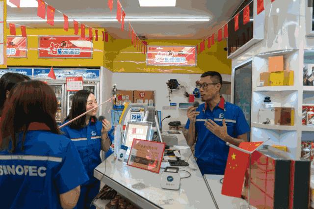 他们“兼职”半日，加油开卡冲咖啡，这个服务我给101分！