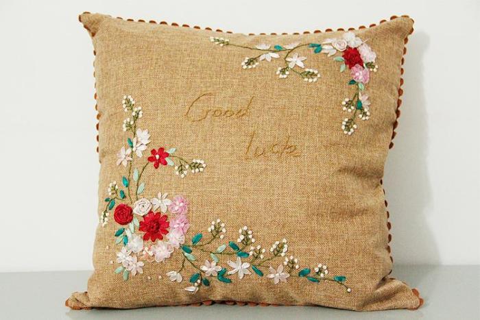 刺绣抱枕自己绣教程,别有风情丝带绣抱枕入门教程