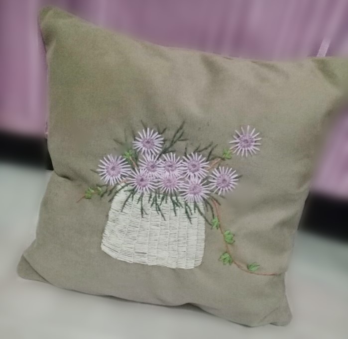 刺绣抱枕自己绣教程,别有风情丝带绣抱枕入门教程