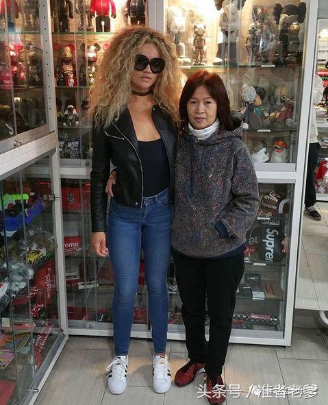 广东大妈玩潮入百万！她把美国人钱赚个遍，是纽约炒货届的扛把子