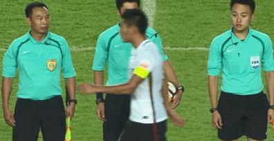 相互“揭短”！名记透露国脚和中超金哨对话始末，谁的言论不当？