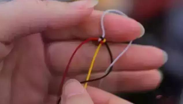 文玩手串串珠怎么打结,文玩手串水晶弹力绳子打结方法