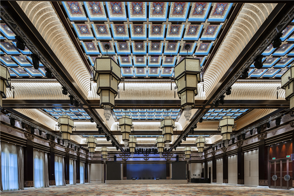 涞源白石山华中假日温泉酒店餐厅,涞源温泉小镇离白石山多远