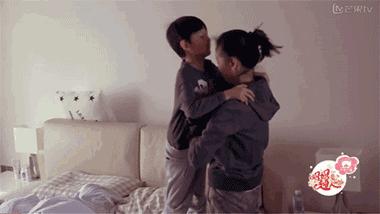 “儿子6岁了，还在摸乳房”,如何应对情感关怀缺失？