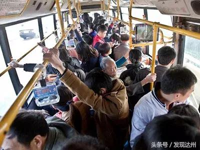 我在达州早高峰的公交车上，遇见了真正的勇士！