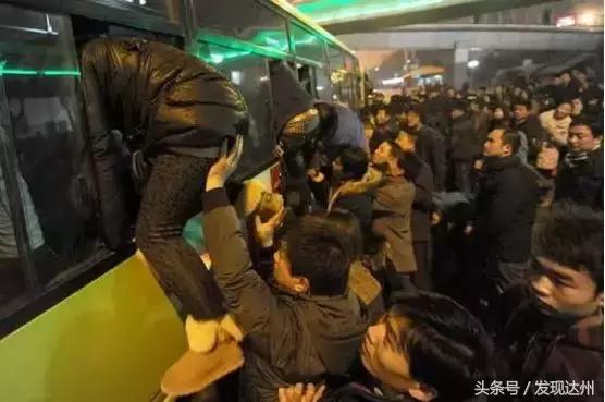 我在达州早高峰的公交车上，遇见了真正的勇士！