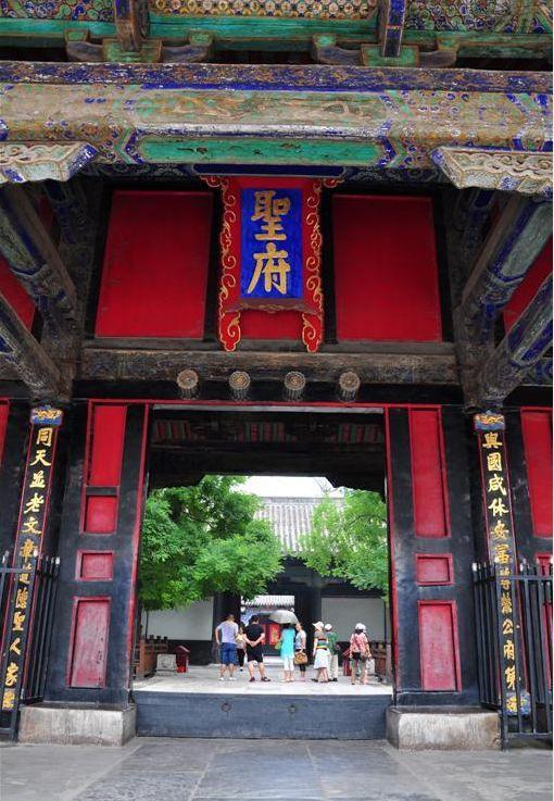 有个成语叫巧言令色，“令”是何意？去曲阜游孔庙，这字值一百块