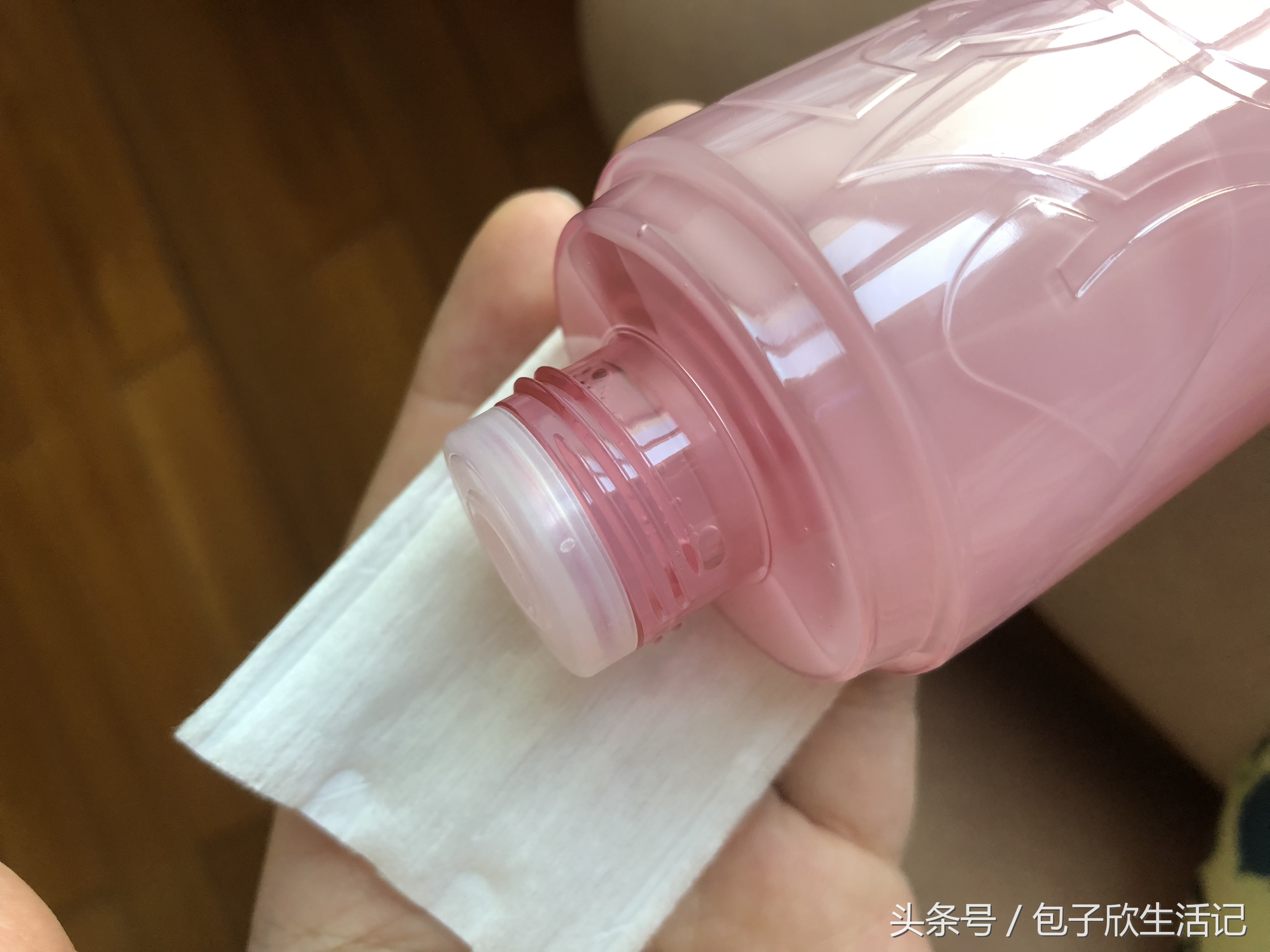 兰蔻粉水和雅诗兰黛水哪个好,兰蔻粉水适合混油皮痘痘肌吗