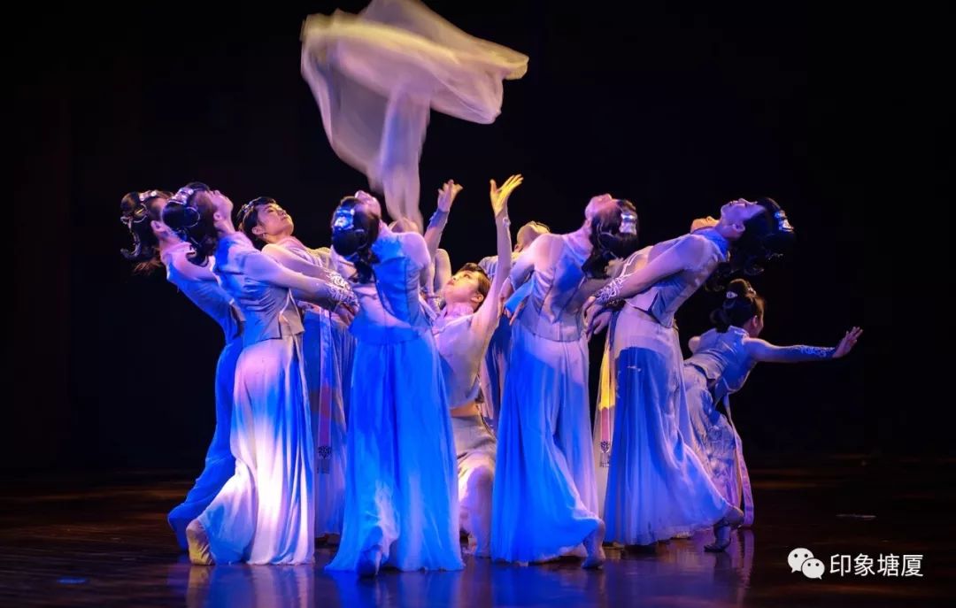 塘厦举行“拥抱新时代”国庆文艺晚会，精品节目陶醉观众