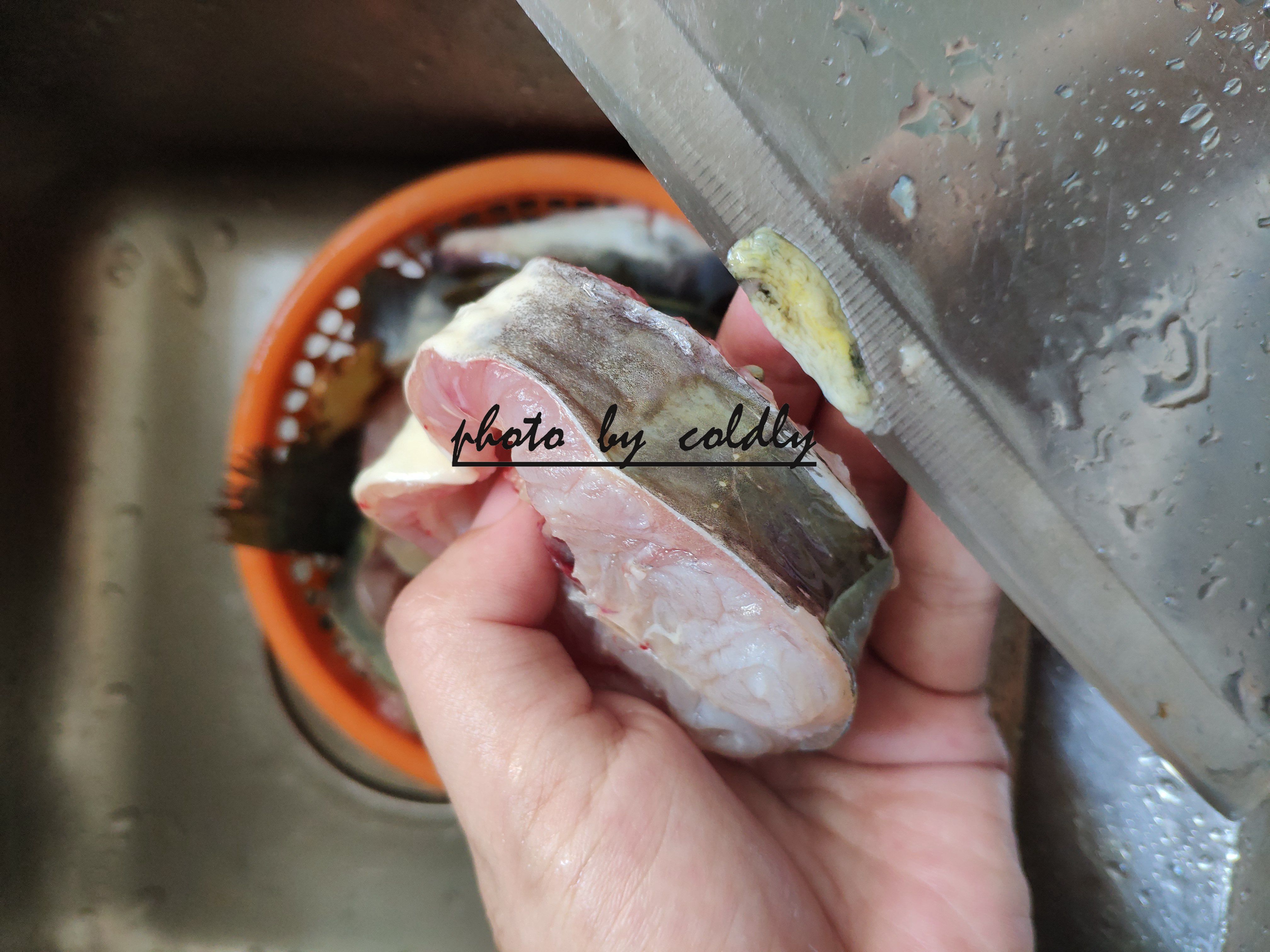 鱼身上的粘液粘衣服上怎么去除,如何去除粘液鱼身上的粘液