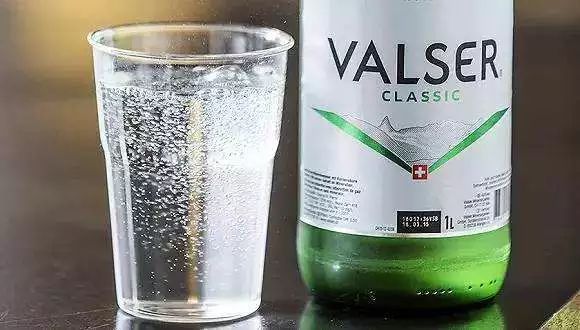 农夫山泉怡宝矿泉水卖得最多,怡宝和依云哪个矿泉水好