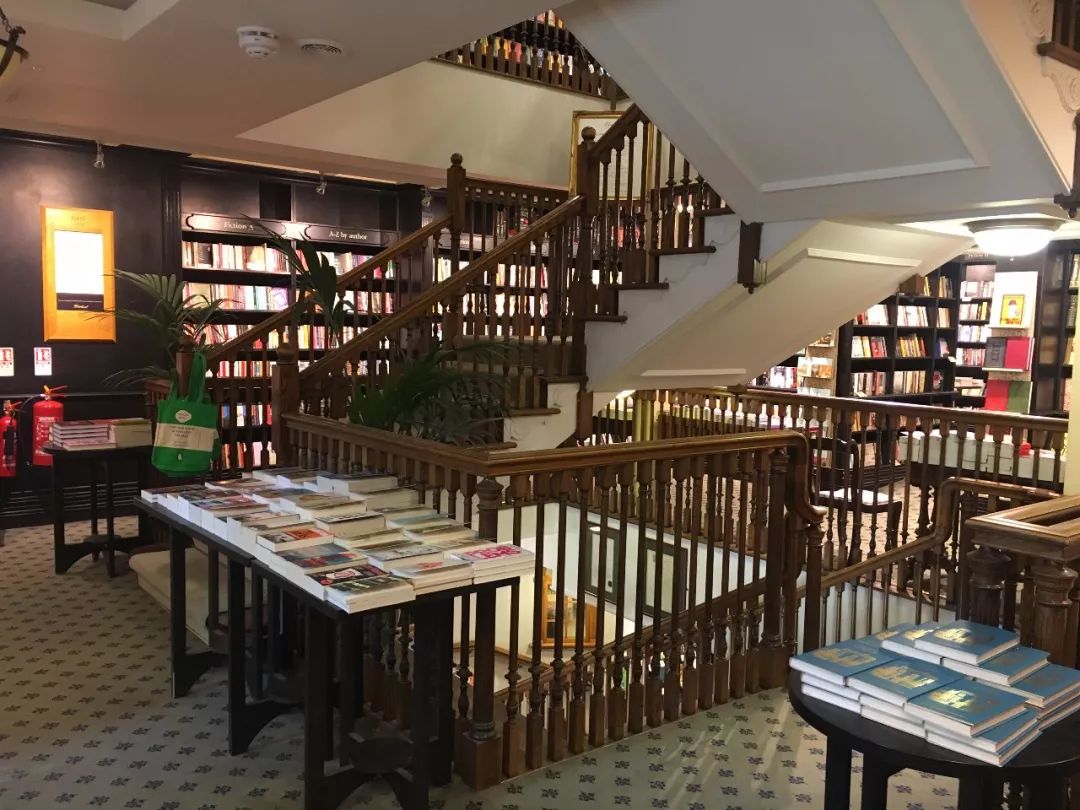 我们深度测评了8家英国书店，回国的行李全部超重
