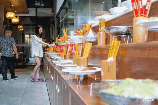 朋友叫我跟他去蹭饭,朋友喊我去蹭饭