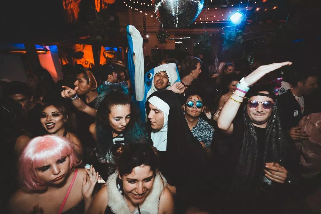 夜店假富二代们,夜店假富二代视频