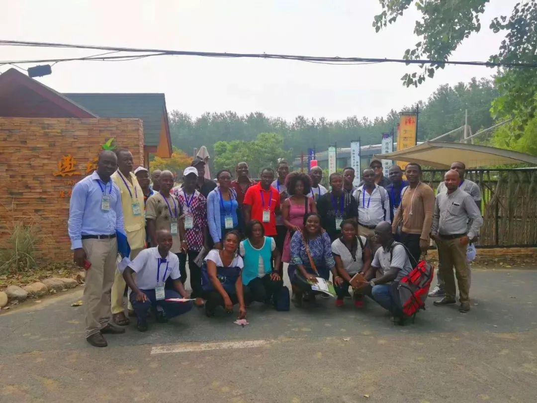 只有120亩的庄园，依靠营地教育，每年游客超十万，在股交所挂牌