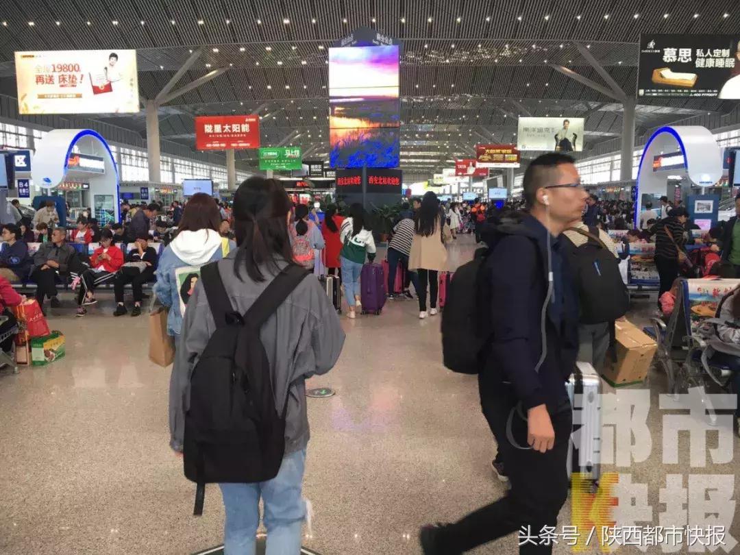 北客站卖光今日票，230万人挤地铁，车堵人多，但大家竟为这件事点赞