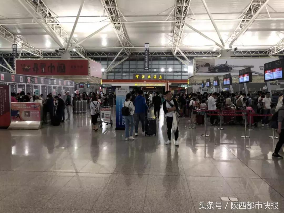 北客站卖光今日票，230万人挤地铁，车堵人多，但大家竟为这件事点赞