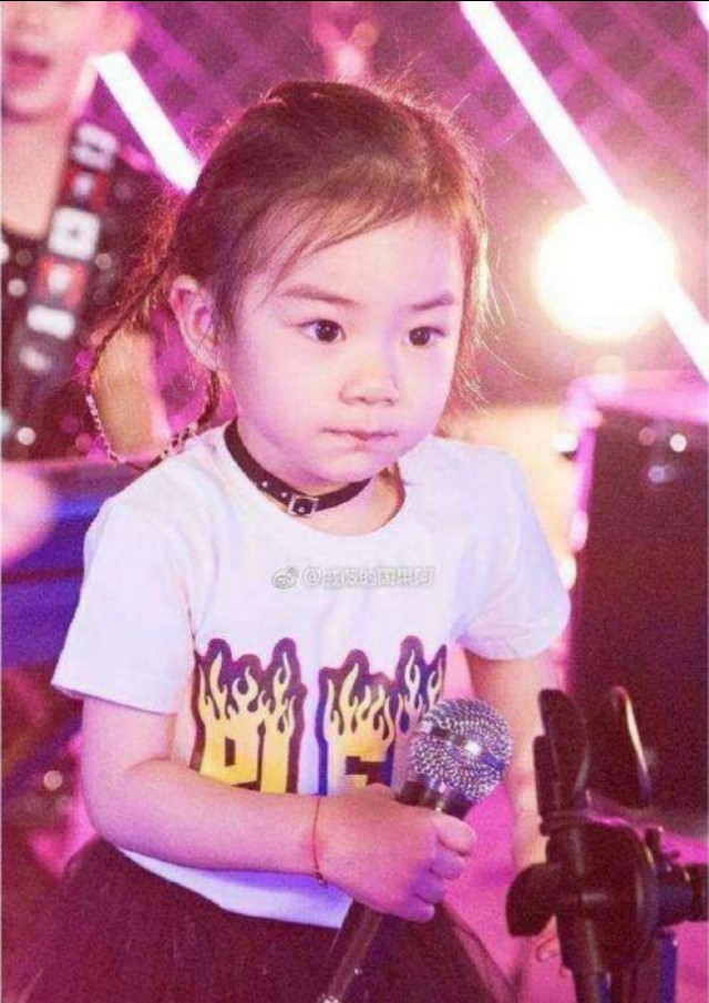 戚薇全包眼妆,戚薇时尚感爆棚一天三次造型太帅