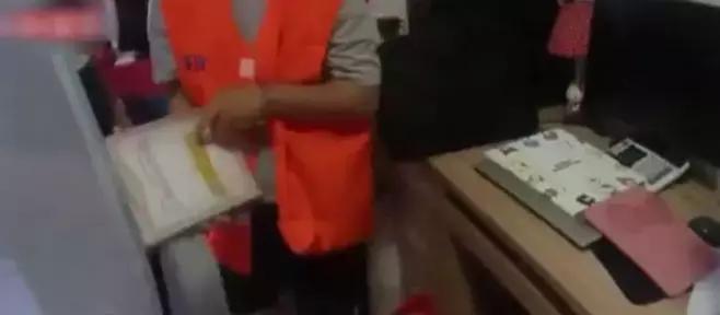 女同事突然狂买奢侈品!老板怒了,曾给她卡里打了这么多钱……