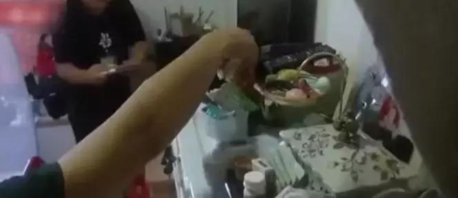 女同事突然狂买奢侈品!老板怒了,曾给她卡里打了这么多钱……