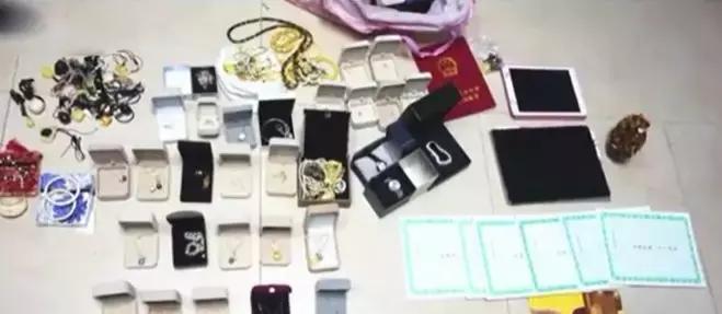 女同事突然狂买奢侈品!老板怒了,曾给她卡里打了这么多钱……